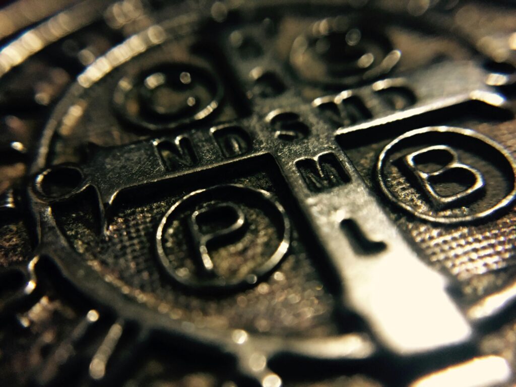 medalha de são bento significado espiritual proteção símbolos