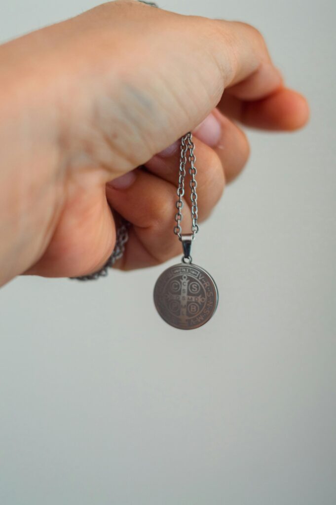 medalha de são bento significado dos símbolos cruz vade retro satana