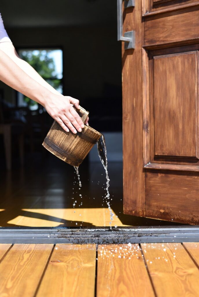 agua-com-sal-grosso-na-porta-entrada