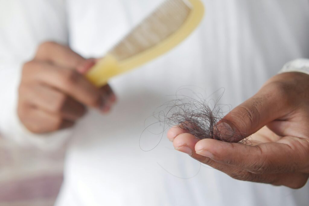 sonhar-com-cabelo-caindo