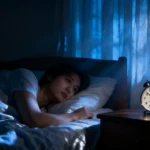 pessoa acordada de madrugada olhando para o relógio com luz suave
