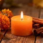 vela laranja acesa em altar espiritual com chama forte
